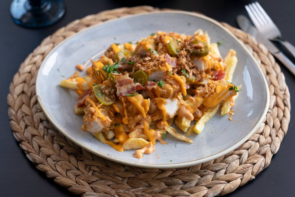Crispy de Pui cu Loaded Fries